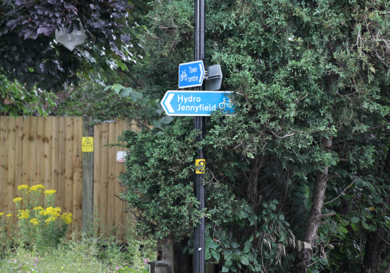 Cycling sign to Harrogate town centre from Ripon Rd