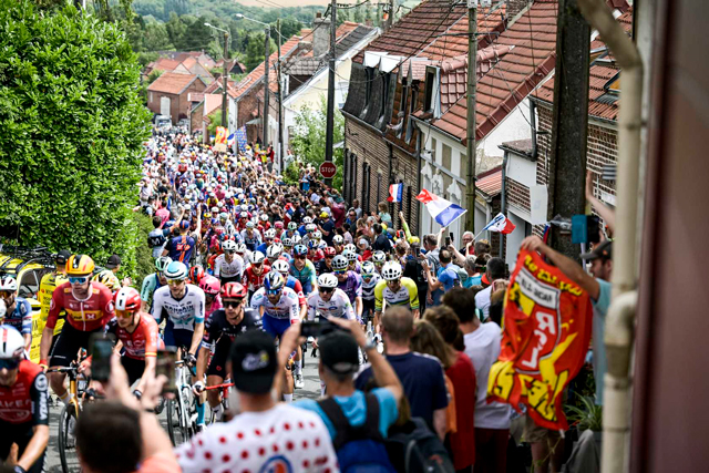 Peloton on Stage 1 Tour de France 2025