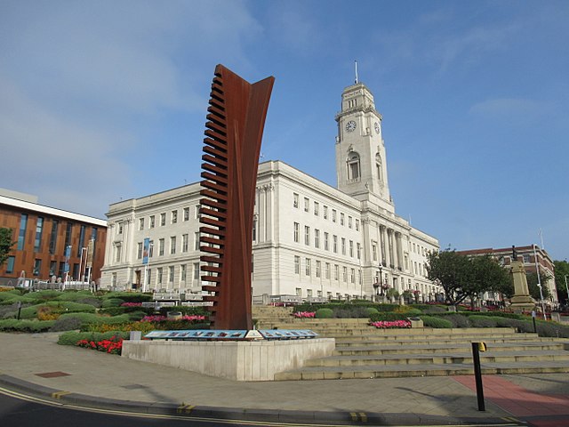 Barnsley Town Hall & Sculpture Barnsley Town Hall & Sculpture