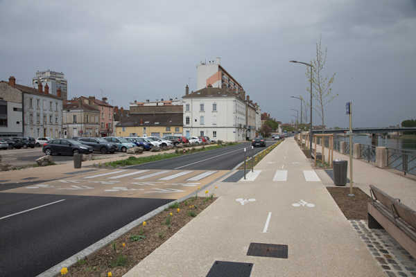 Cycle track on Quai Saint-Cosme, Chalon-sur-Saone