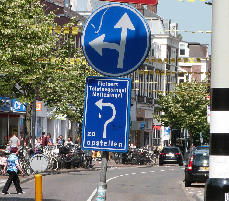 Left turn sign for bikes, Maliesingel