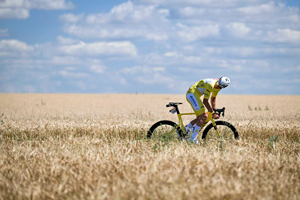 MVDP in yellow on Stage 4 TDF 2025