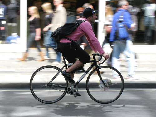 Bike courier, by ProfDEH, Licence CC BY-SA 3.0