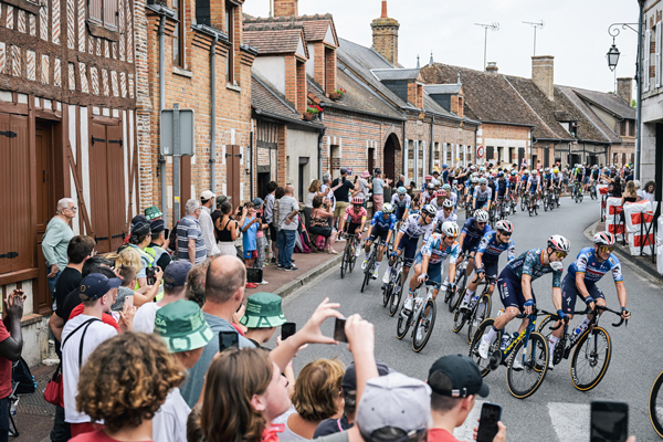 The peloton on Stage 10, by ASO/Charly Lopez
