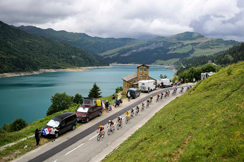 The GC group at the Lac de Roselend, by A.S.O./Charly Lopez