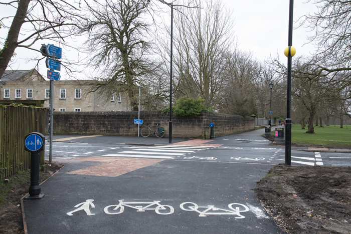 New parallel crossing of Oatlands Drive