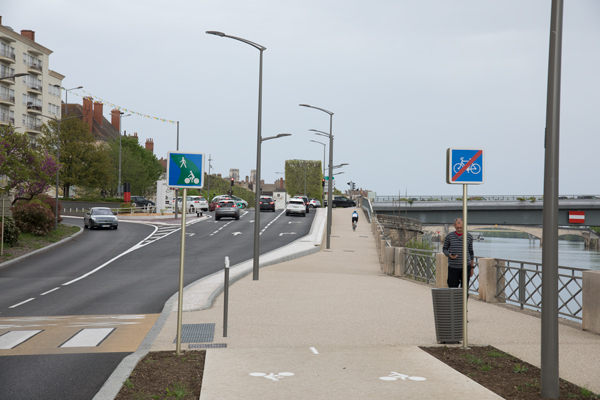 Shared space approaching Pont Jean Richard, Chalon-sur-Saône