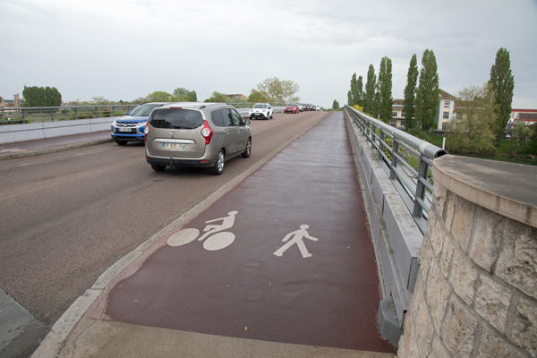 Shared space on Pont Jean Richard, Chalon-sur-Saône