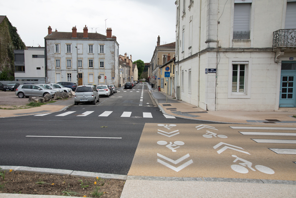 Parallel crossing and contraflow cycling, Chalon-sur-Saône