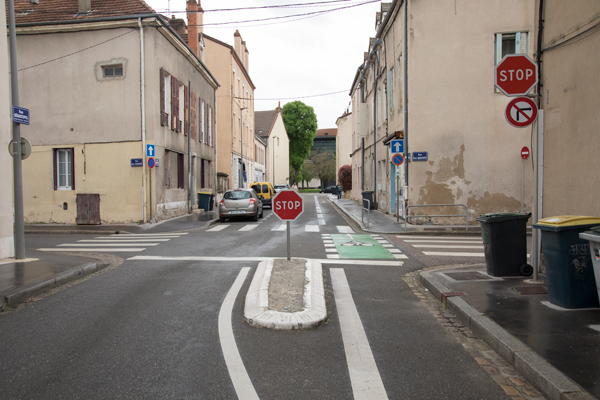 Priority for contraflow cycling at crossroads